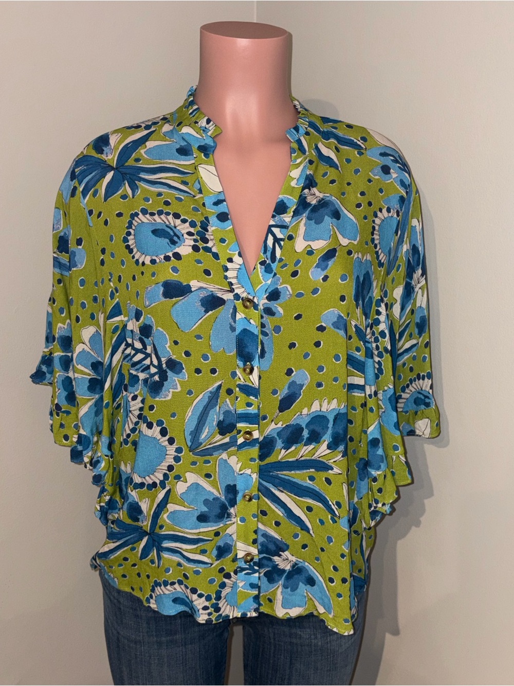 Vera Valley Flutter-Sleeved Button down. Medium